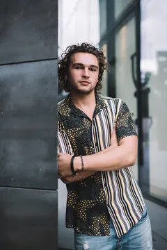 客服顾问肖像：耐心解答与指引